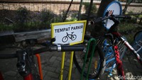 Sebelum penambahan, parkir sepeda di Stasiun Bekasi menggunakan gawang dengan tiga tiang.