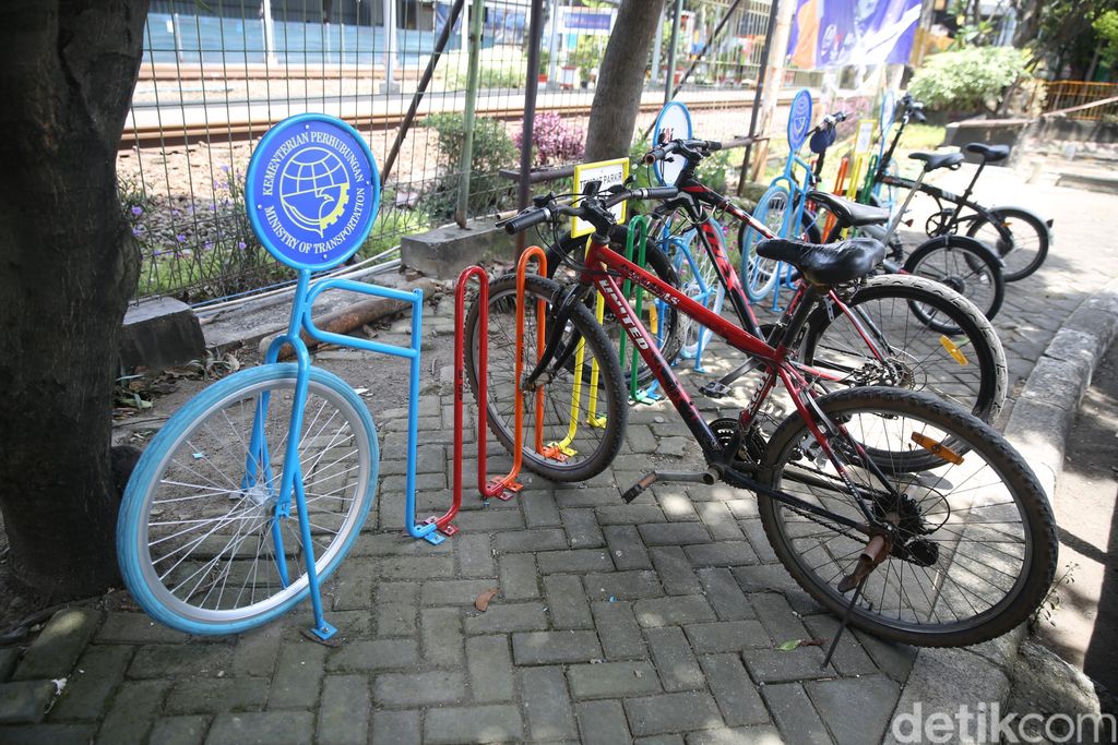 Petugas mengecek sepeda yang terparkir di Stasiun Bekasi, Jawa Barat, Senin (22/3/2021).