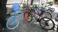 Terpasang juga papan tulisan Tempat Parkir dengan lambang sepeda.