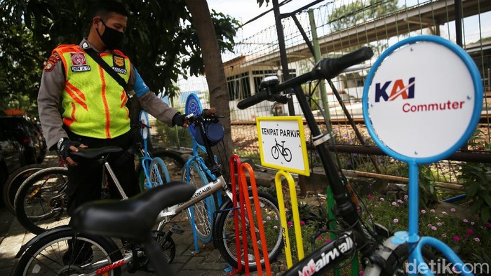 Petugas mengecek sepeda yang terparkir di Stasiun Bekasi, Jawa Barat, Senin (22/3/2021).