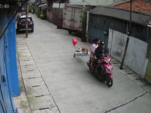 Detik-detik Lansia Terseret Saat Dijambret Pemotor Bawa Anak Kecil di Jakbar