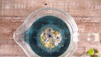 Khasiat teh herbal yang bermanfaat dengan unik dikemas dalam kantong teh berbentuk ubur-ubur. Kamu akan mendapatkan seekor ubur-ubur yang sedang berenang di dalam cangkir. Tidak hanya menghangatkan, teh ini juga bisa membantu merelaksasi tubuh saat malam hari. Foto: Grapee