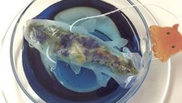 Coelacanth atau lebih dikenal sebagai ikan raja laut ini aslinya memiliki bentuk seperti tetua lautan. Tetapi saat diseduh ikan ini akan membawa teman imut di ekornya. Punya rasa mint dan serai yang cukup kuat, ikan yang dianggap sebagai fosil hidup ini akan membantu menenangkan diri. Foto: Grapee
