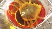 Ada tuan Krab dalam cangkir teh! Teh yang satu ini benar-benar memiliki bentuk yang sangat mengagumkan. Terinspirasi dari kepiting laba-laba khas Jepang, kantong teh ini punya rasa apel  segar. Foto: Grapee