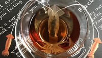 Ketika mencelupkan teh ini, kamu akan menemukan cangkirmu dipenuhi dengan sekelompok cumi-cumi. Bagi kamu penggemar teh Puer ini akan menjadikan waktu minum teh yang sangat menggemaskan. Terinspirasi dari tinta cumi, teh Puer yang memiliki aroma yang kaya dan cenderung manis dikemas dengan unik melalui kantong teh berbentuk cumi-cumi. Foto: Grapee