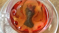 Teh yang dikemas dalam kantong berbentuk gurita ini terinspirasi dari teh Keemun merah. Tenang saja, gurita yang satu ini tidak akan menempel di mulutmu! Foto: Grapee