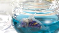 Ketika diseduh, teh ini akan membuat teh tampak seperti akuariun. Racikan khas Blue Mallow Blend akan mengeluarkan warna biru seperti laut ketika diseduh dengan air panas. Kantung teh yang berbentuk lumba-lumba juga membuat waktu minum teh semakin menggemaskan. Foto: Grapee