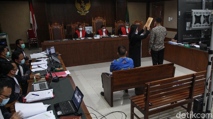Harry Van Sidabukke dan Ardian Iskandar Maddanatja jalani sidang kasus korupsi bansos Corona. Eks Menteri Sosial Juliari Batubara bersaksi dalam sidang itu.
