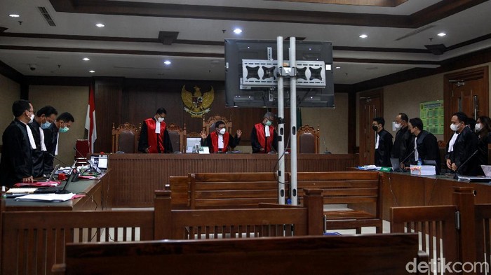 Harry Van Sidabukke dan Ardian Iskandar Maddanatja jalani sidang kasus korupsi bansos Corona. Eks Menteri Sosial Juliari Batubara bersaksi dalam sidang itu.