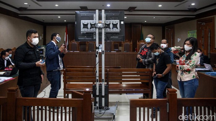 Harry Van Sidabukke dan Ardian Iskandar Maddanatja jalani sidang kasus korupsi bansos Corona. Eks Menteri Sosial Juliari Batubara bersaksi dalam sidang itu.