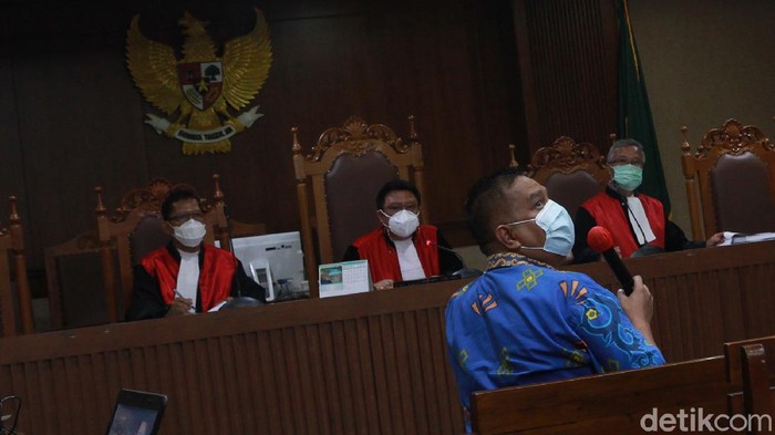 Tersangka Kasus Korupsi Bansos Corona Jalani Sidang Lanjutan Harry Van Sidabukke dan Ardian Iskandar Maddanatja jalani sidang kasus korupsi bansos Corona. Eks Menteri Sosial Juliari Batubara bersaksi dalam sidang itu.