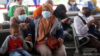 Calon penumpang menunggu untuk tes GeNose.