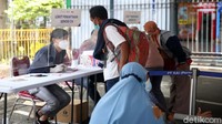 Calon penumpang mendaftar tes GeNose.
