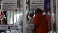 Untuk diketahui, berdasarkan Surat Edaran Kementerian Perhubungan (Kemenhub) No 20 Tahun 2021 tentang Petunjuk Pelaksanaan Perjalanan Orang dengan Transportasi Perkeretaapian pada Masa Pandemi COVID-19 dan SE Satgas COVID-19 No 5 Tahun 2021, ditetapkan bahwa untuk menggunakan KAJJ, pelanggan diharuskan menunjukkan hasil pemeriksaan negatif GeNose C19 atau Rapid Test Antigen atau RT-PCR yang sampelnya diambil dalam kurun waktu maksimal 3x24 jam sebelum keberangkatan.