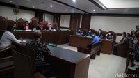 Sebelumnya Mantan Ketua DPC Partai Demokrat (PD) Halmahera Utara, Yulius Dagilaha menggugat Ketua Umum Agus Harimurti Yudhoyono (AHY) ke Pengadilan Negeri Jakarta Pusat (PN Jakpus).