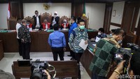 Pangkalnya, Yulius dipecat dan digantikan oleh Lazarus Simon.