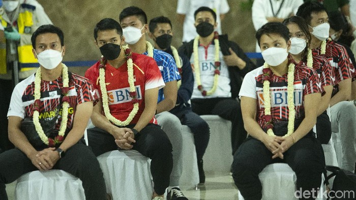 Tim Bulutangkis Indonesia tiba di tanah air setelah bertanding di All England 2021.
