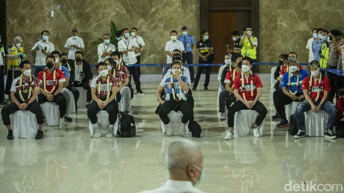 Tim Bulutangkis Indonesia yang sejatinya bertanding di All England 2021 telah tiba di Bandara Soekarno-Hatta, Cengkareng, Senin (22/3/2021). Setelah melakukan penyambutan, para atlet kemudian dicek kesehatannya.