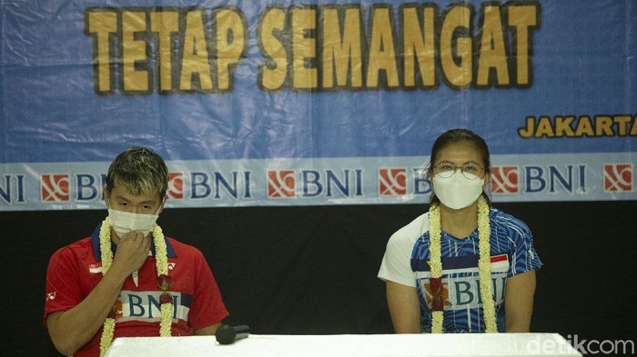 Tim Bulutangkis Indonesia yang Didepak dari All England Tim Bulutangkis Indonesia yang sejatinya bertanding di All England 2021 telah tiba di Bandara Soekarno-Hatta, Cengkareng, Senin (22/3/2021). Setelah melakukan penyambutan, para atlet kemudian dicek kesehatannya.