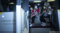 Didepaknya atlet bulutangkis Indonesia dari kejuaraan All England 2021 pun memicu kemarahan publik Indonesia. Akibat hal tersebut, akun media sosial BWF selaku federasi bulutangkis dunia diserbu netizen dari Indonesia. Lebih dahsyatnya lagi hal tersebut menjadi isu nasional dan sampai membuat para politikus di Indonesia rama-ramai bersuara. BWF pun diketahui sudah membuat pernyataan dan meminta maaf ke tim Indonesia lewat pernyataan resmi di situsnya. Permintaan maaf itu ditujukan bukan cuma ke Presiden Indonesia Joko Widodo, Menteri Pemuda dan Olahraga, dan PBSI, tapi juga penggemar bulutangkis di Indonesia.