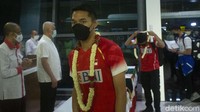 Mereka lantas melakukan pengalungan secara mandiri. Kondisi yang berbeda saat penyambutan tim All England tahun-tahun sebelumnya. Setelah itu, Tim Indonesia langsung digiring menuju ruangan tersendiri untuk menjalani tes kesehatan.