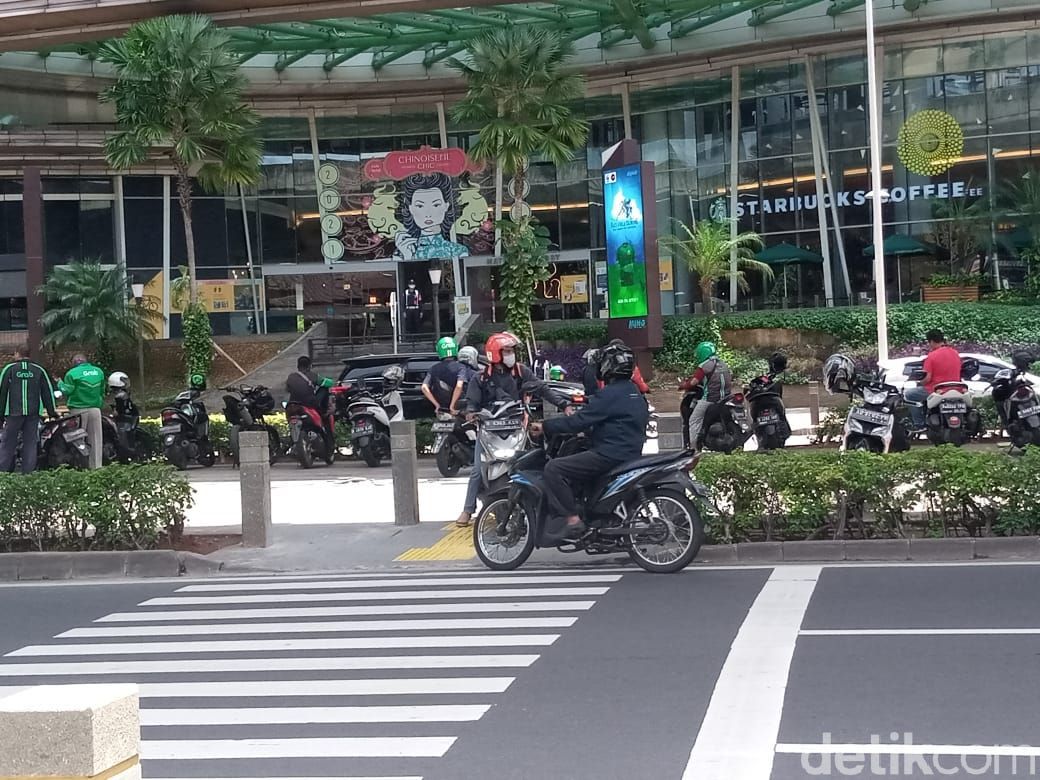 Trotoar penyeberangan pejalan kaki jadi tempat putar balik pemotor di Jl Prof Dr Satrio, Kuningan, Jaksel, 22 Maret 2021. (Kadek Melda Luxiana/detikcom)