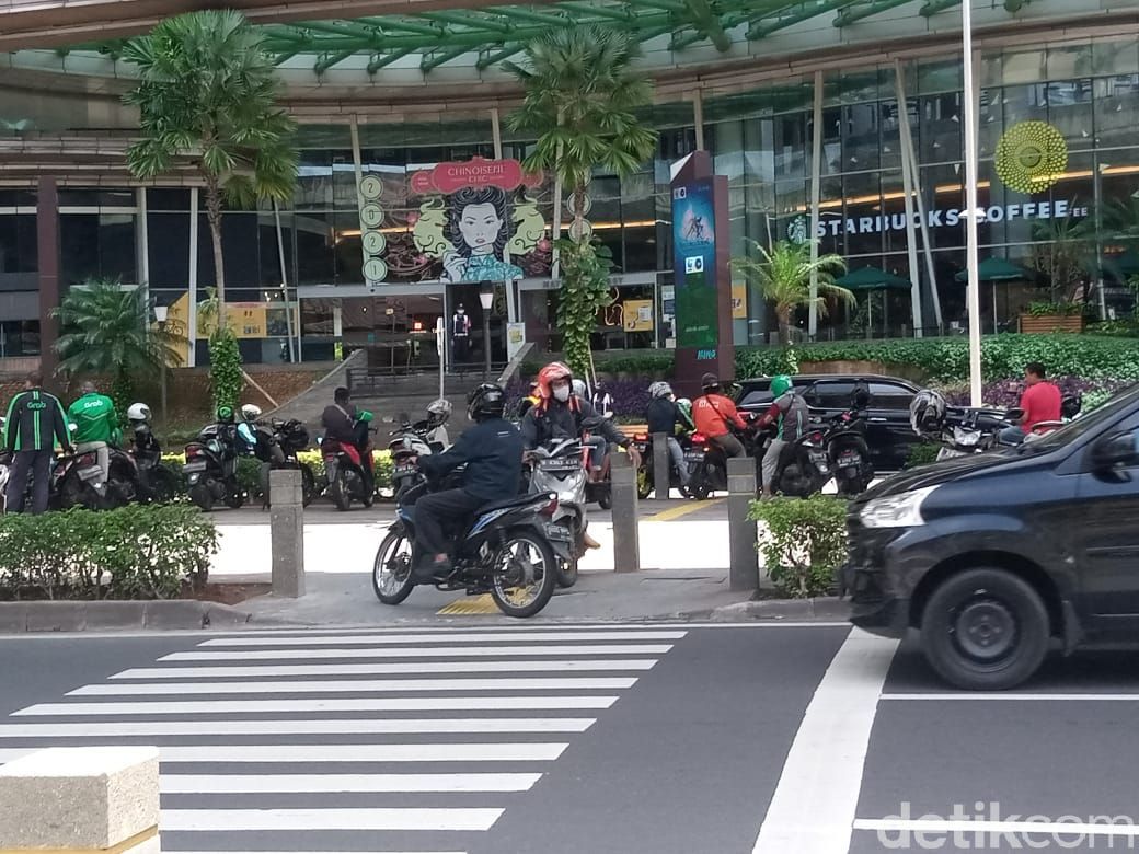 Trotoar penyeberangan pejalan kaki jadi tempat putar balik pemotor di Jl Prof Dr Satrio, Kuningan, Jaksel, 22 Maret 2021. (Kadek Melda Luxiana/detikcom)