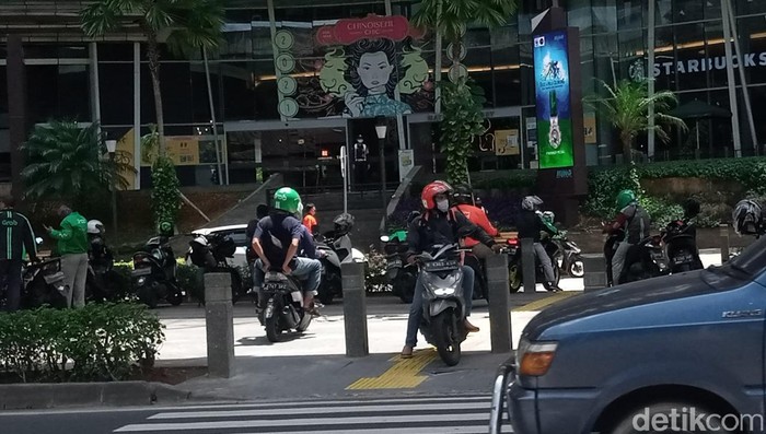 Trotoar penyeberangan pejalan kaki jadi tempat putar balik pemotor di Jl Prof Dr Satrio, Kuningan, Jaksel, 22 Maret 2021. (Kadek Melda Luxiana/detikcom)