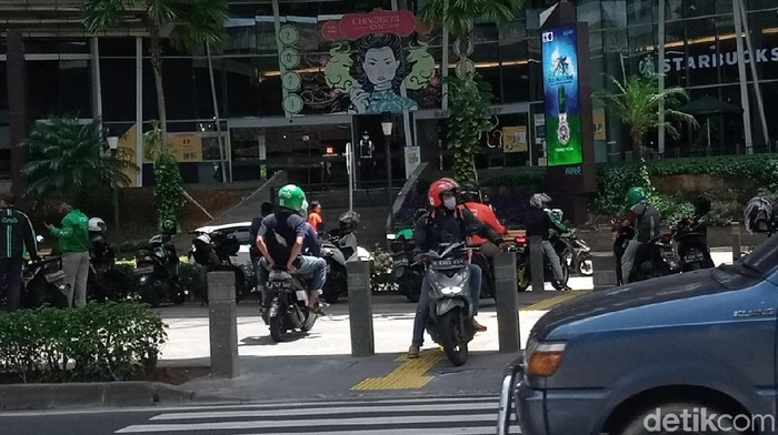 Trotoar penyeberangan pejalan kaki jadi tempat putar balik pemotor di Jl Prof Dr Satrio, Kuningan, Jaksel, 22 Maret 2021. (Kadek Melda Luxiana/detikcom)