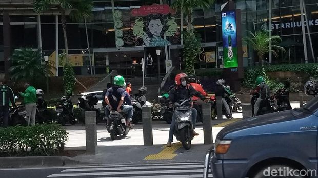 Trotoar penyeberangan pejalan kaki jadi tempat putar balik pemotor di Jl Prof Dr Satrio, Kuningan, Jaksel, 22 Maret 2021. (Kadek Melda Luxiana/detikcom)