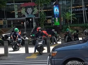 Pedestrian Jaksel Harap Pasak Trotoar Ini Dirapatkan Agar Halangi Pemotor