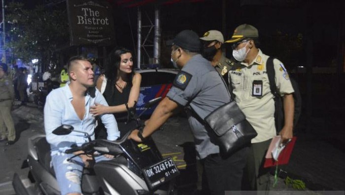 Turis terjaring operasi Yustisi di Bali, Minggu (21/3)