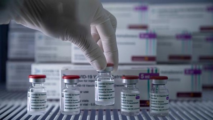 Vaksin AstraZeneca ROME, ITALY - MARCH 05: A healthcare worker of the Italian Army prepares doses of the AstraZeneca COVID-19 vaccine, as part of COVID-19 vaccinations plan for the military personnel, on March 5, 2021 in Rome, Italy. The Italian government blocked the shipment of 250,000 doses of the Oxford/AstraZeneca vaccine developed by the Anglo-Swedish group and produced in a factory near Rome. This is the first time that a European country has applied new rules to control vaccine exports, adopted in January. (Photo by Antonio Masiello/Getty Images)
