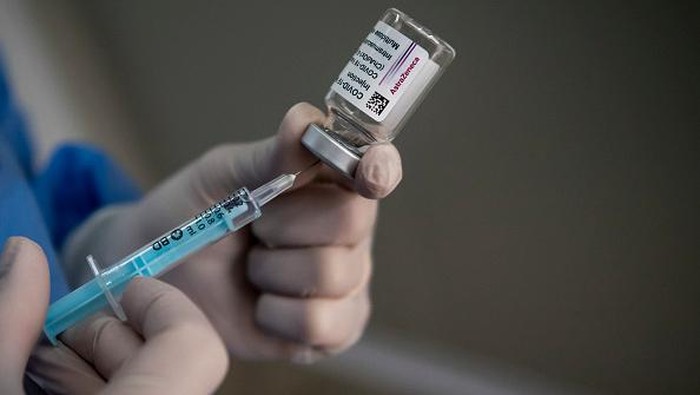 Vaksin AstraZeneca ROME, ITALY - MARCH 05: A healthcare worker of the Italian Army prepares doses of the AstraZeneca COVID-19 vaccine, as part of COVID-19 vaccinations plan for the military personnel, on March 5, 2021 in Rome, Italy. The Italian government blocked the shipment of 250,000 doses of the Oxford/AstraZeneca vaccine developed by the Anglo-Swedish group and produced in a factory near Rome. This is the first time that a European country has applied new rules to control vaccine exports, adopted in January. (Photo by Antonio Masiello/Getty Images)