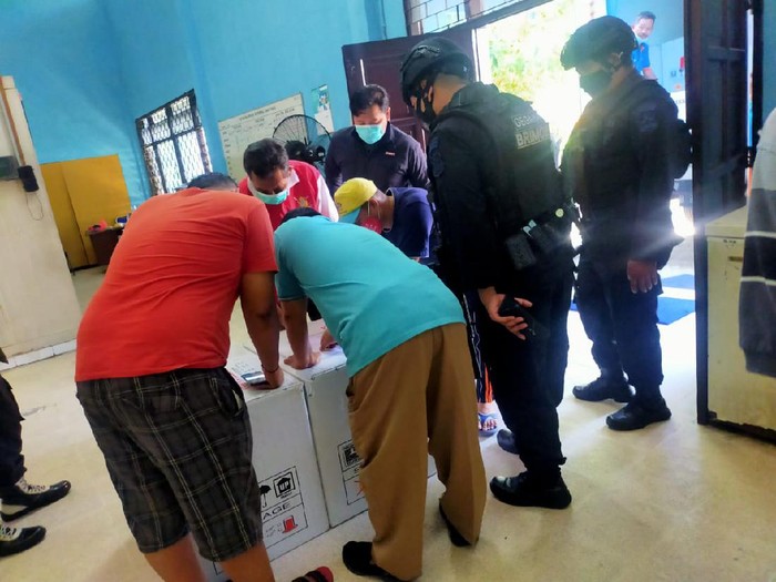 Sebanyak 45.000 vial vaksin COVID-19 AstraZeneca telah tiba di Jatim pagi tadi. Vaksin asal Inggris itu langsung disalurkan ke sejumlah kabupaten dan kota.