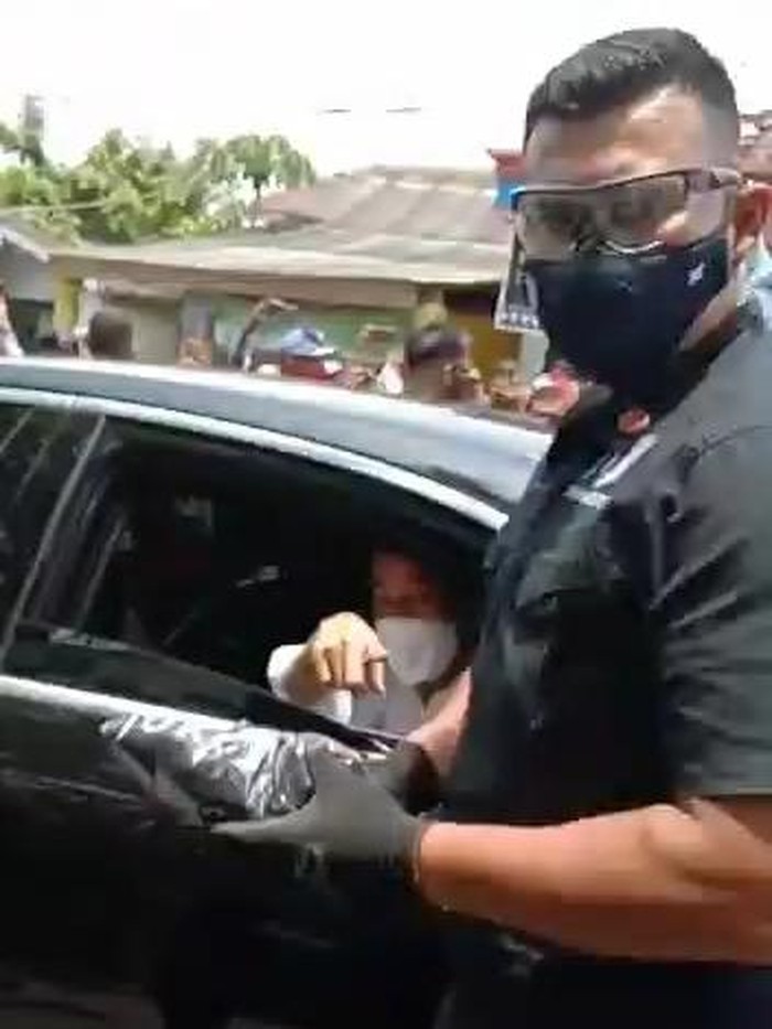 Warga Berebut Saat Jokowi Bagikan Kaus dan Masker Menuju ke SPAM Umbulan