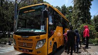 Kepala Dinas Perhubungan Syafrin Liputo mengatakan pihaknya telah menyiapkan 25 unit bus dengan 55 personil yang bertugas untuk kegiatan vaksinasi tersebut.