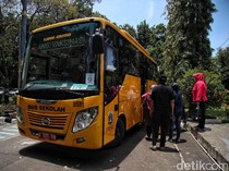 Wus! Bus Sekolah Ini Wara-wiri Antar Jemput Vaksinasi Lansia