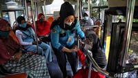 Bus sekolah tersebut salah satunya digunakan untuk mengantar jemput warga lansia yang menjalani vaksinasi COVID-19 di kawasan Jakarta Utara. Para warga lansia tampak menaiki bus sekolah usai divaksin di kawasan Kantor Walikota Jakarta Utara, Senin (22/3/2021).