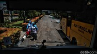 Diketahui, para warga lansia yang telah melaksanakan vaksinasi itu akan diantar kembali ke Kelurahan Kebon Bawang untuk kembali kerumah masing-masing.