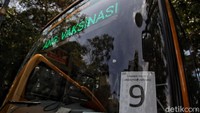 Terkait dengan disediakannya bus sekolah untuk mengantar jemput warga lansia yang menjalani vaksinasi COVID-19, Kepala UPAS Provinsi DKI Jakarta, Ali Murtadho, menyebut pihaknya telah menyediakan bus ukuran medium yang bisa mengangkut 22 orang, serta bus jenis mikro dengan kapasitas 20 orang.