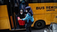 Bus itu akan membawa lansia yang telah terdata oleh pihak kota atau Dinas Kesehatan untuk dilakukan vaksinasi.