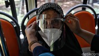 Petugas UPAS (Unit Pengelolaan Angkutan Sekolah) pun dikerahkan untuk membantu warga lansia selama perjalanan.