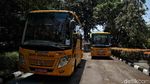 Wus! Bus Sekolah Ini Wara-wiri Antar Jemput Vaksinasi Lansia