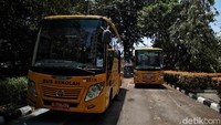 Dinas Perhubungan DKI Jakarta menyediakan bus sekolah untuk mengangkut kelompok lanjut usia yang hendak menjalani vaksinasi COVID-19.