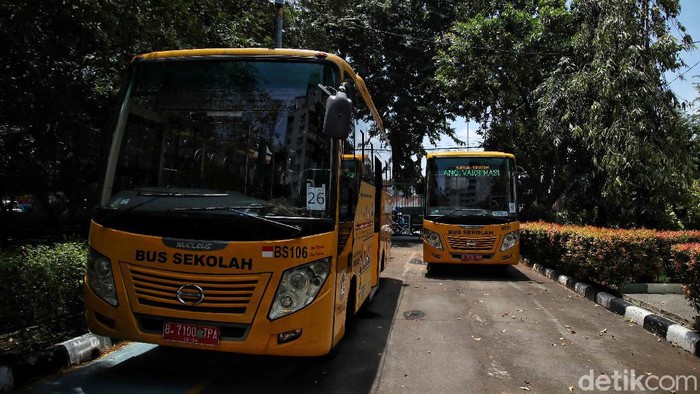 Puluhan unit bus sekolah disediakan Dishub DKI Jakarta untuk antar jemput warga lansia. Bus itu disediakan sebagai bagian dari pelaksanaan vaksinasi COVID-19.