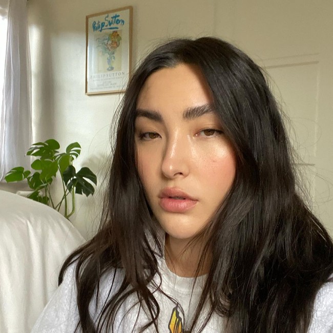 Di tengah massa-massa kekerasan anti-Asia seperti saat ini, penting sekali bagi orang Asia untuk didengar dan didukung, katanya.  (Foto: Instagram/@_yumi_nu)