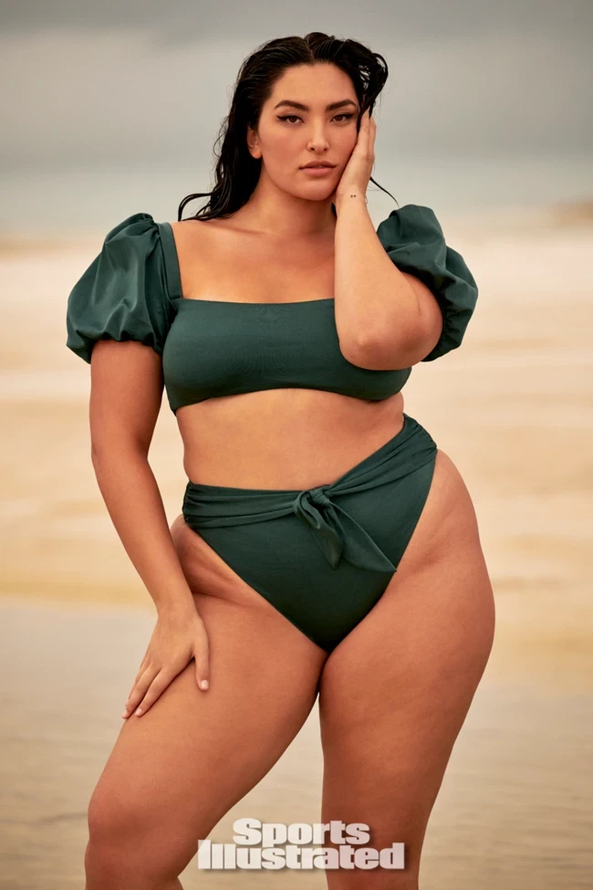 Keterangan tersebut menyertai sebuah foto dari pemotretannya bersama Sports Illustrated. Foto hasil bidikan Yu Tsai tersebut memperlihatkan Yumi Nu berpose dalam balutan two-piece swimsuit berwarna hijau zamrud. Ia tampak percaya diri meski hanya sedikit bahan yang menutupi tubuhnya. (Foto: Instagram/@_yumi_nu)