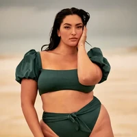 Keterangan tersebut menyertai sebuah foto dari pemotretannya bersama Sports Illustrated. Foto hasil bidikan Yu Tsai tersebut memperlihatkan Yumi Nu berpose dalam balutan two-piece swimsuit berwarna hijau zamrud. Ia tampak percaya diri meski hanya sedikit bahan yang menutupi tubuhnya. (Foto: Instagram/@_yumi_nu)