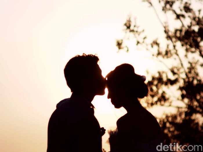 Cropped shot of a couple holding hands outdoors